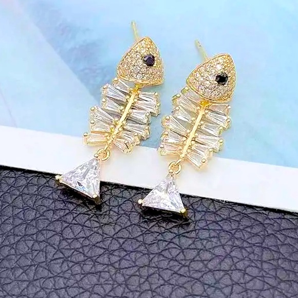 Fish bone gold tone Chrystal dangle earrings NWT - Picture 2 of 5